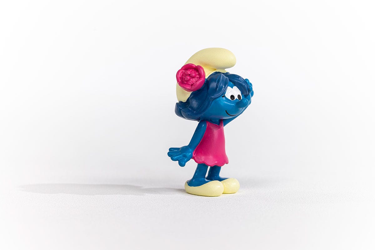 Schtroumpfette avec une fleur